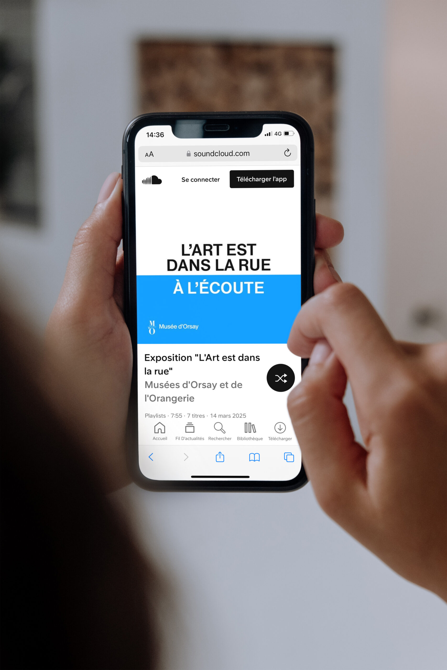 mobile in hand – à l’écoute